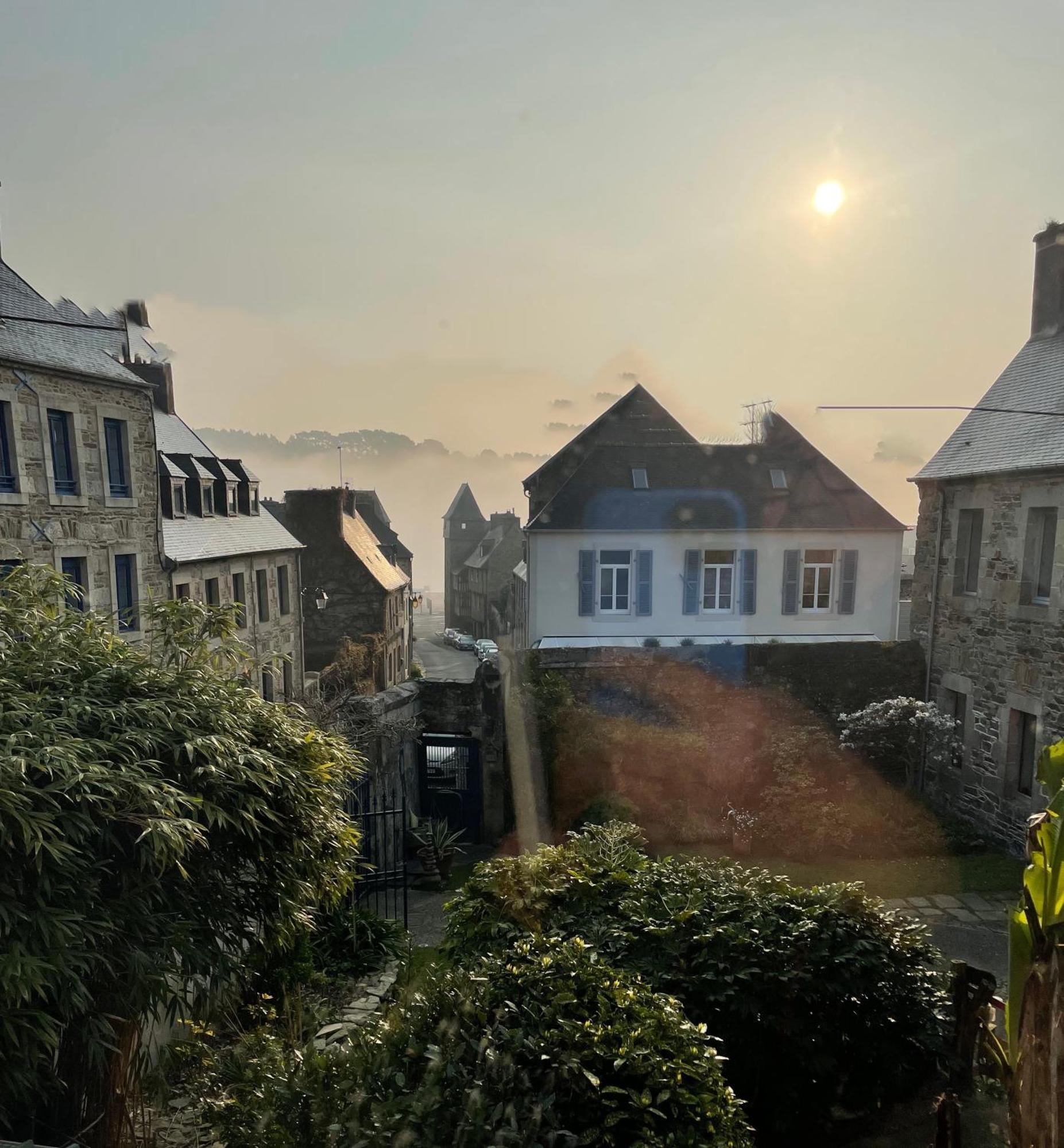Appartement De 1634 Avec Balcon Au Sud Sur Jardin En Plein Coeur Historique Tréguier Dış mekan fotoğraf